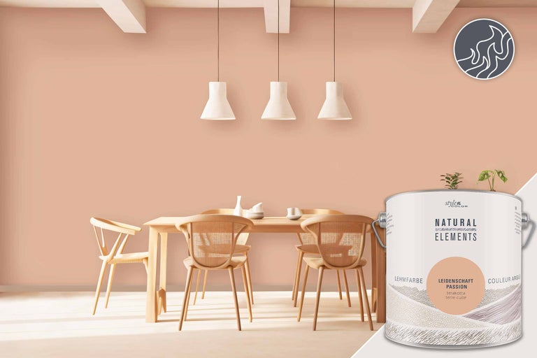 Helles Esszimmer mit Holztisch, Stühlen und einem Eimer Natural Elements Wandfarbe Leidenschaft Terrakotta