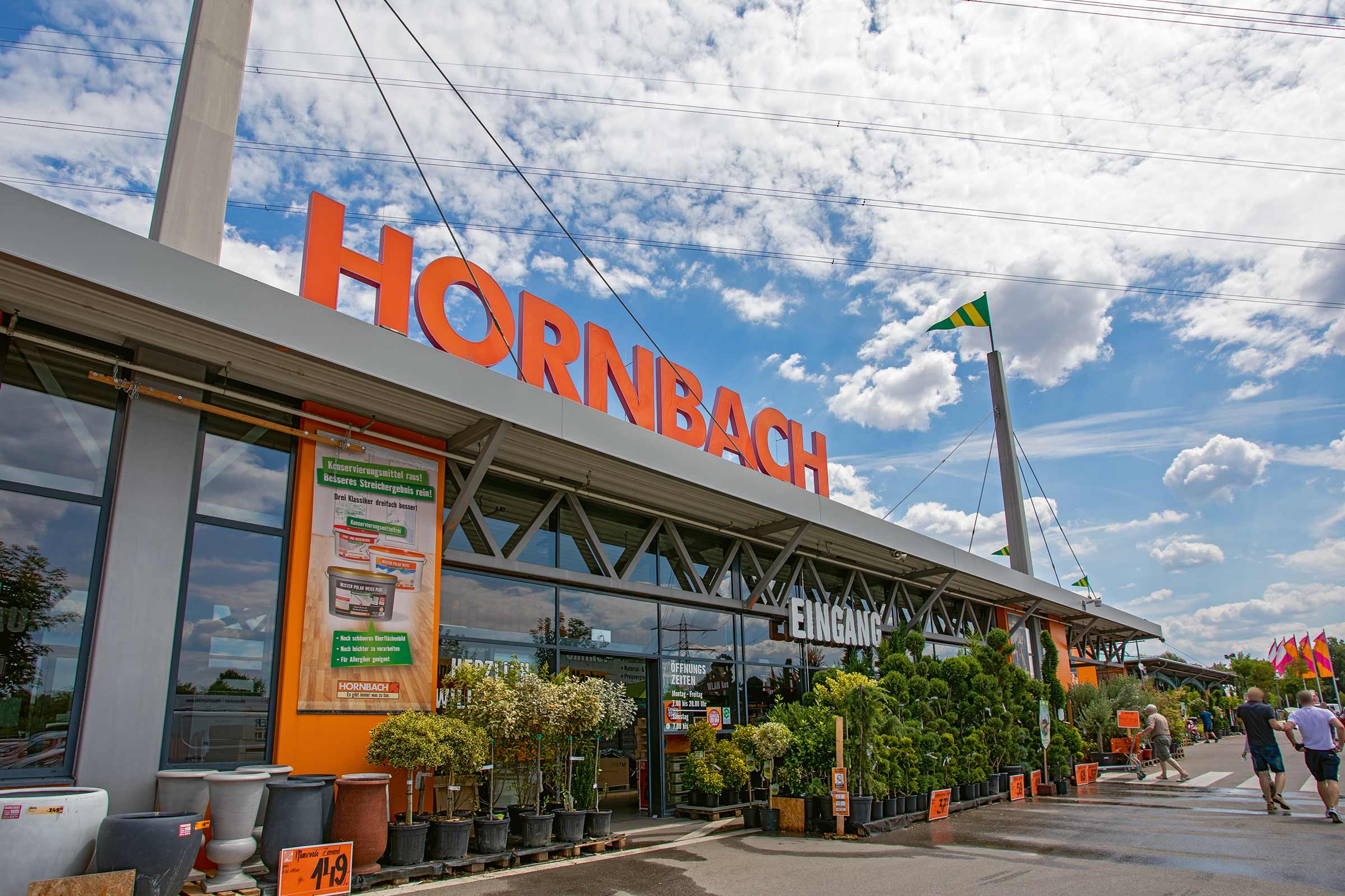  Hornbach Baumarkt Aussenansicht mit Eingangsbereich und Pflanzen 