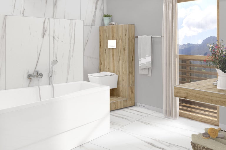 Badezimmer mit Badewanne, Toilette und Waschtisch in hellem Design