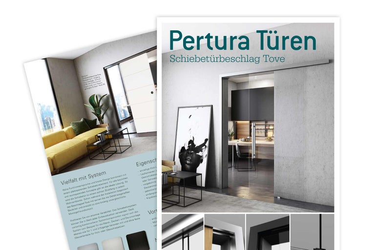 Pertura Türen Katalogseite mit Schiebetürsystem Tove in einem Wohnraum mit Küche