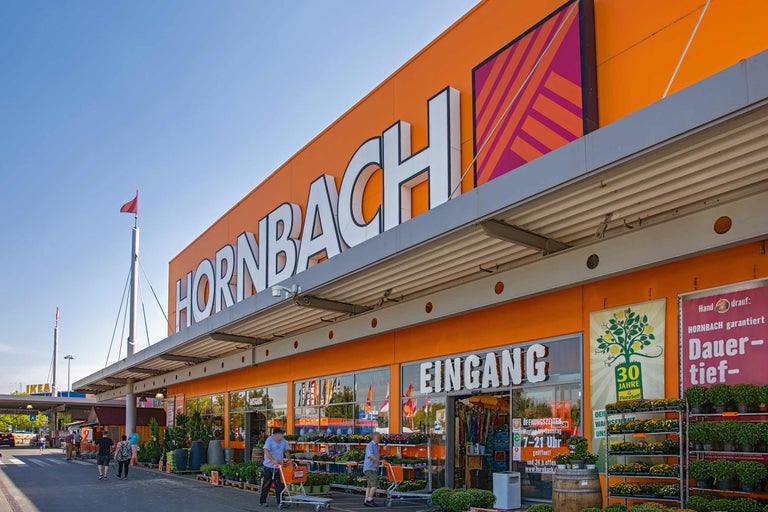 Hornbach Baumarkt Filiale mit Eingang und Kunden