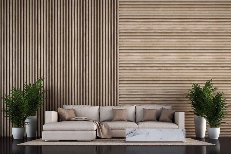 Wohnzimmer mit Sofa, Couchtisch und Holzpaneelen