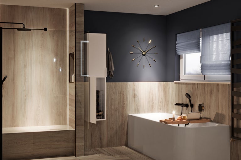 Modernes Badezimmer mit Dusche, Badewanne, Spiegelschrank und Wanduhr