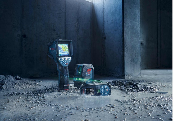 Bosch Logo, Thermometer, Laser Entfernungsmesser und Laser Nivelliergerät in feuchter Umgebung