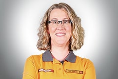 Porträt einer lächelnden Frau mit Brille