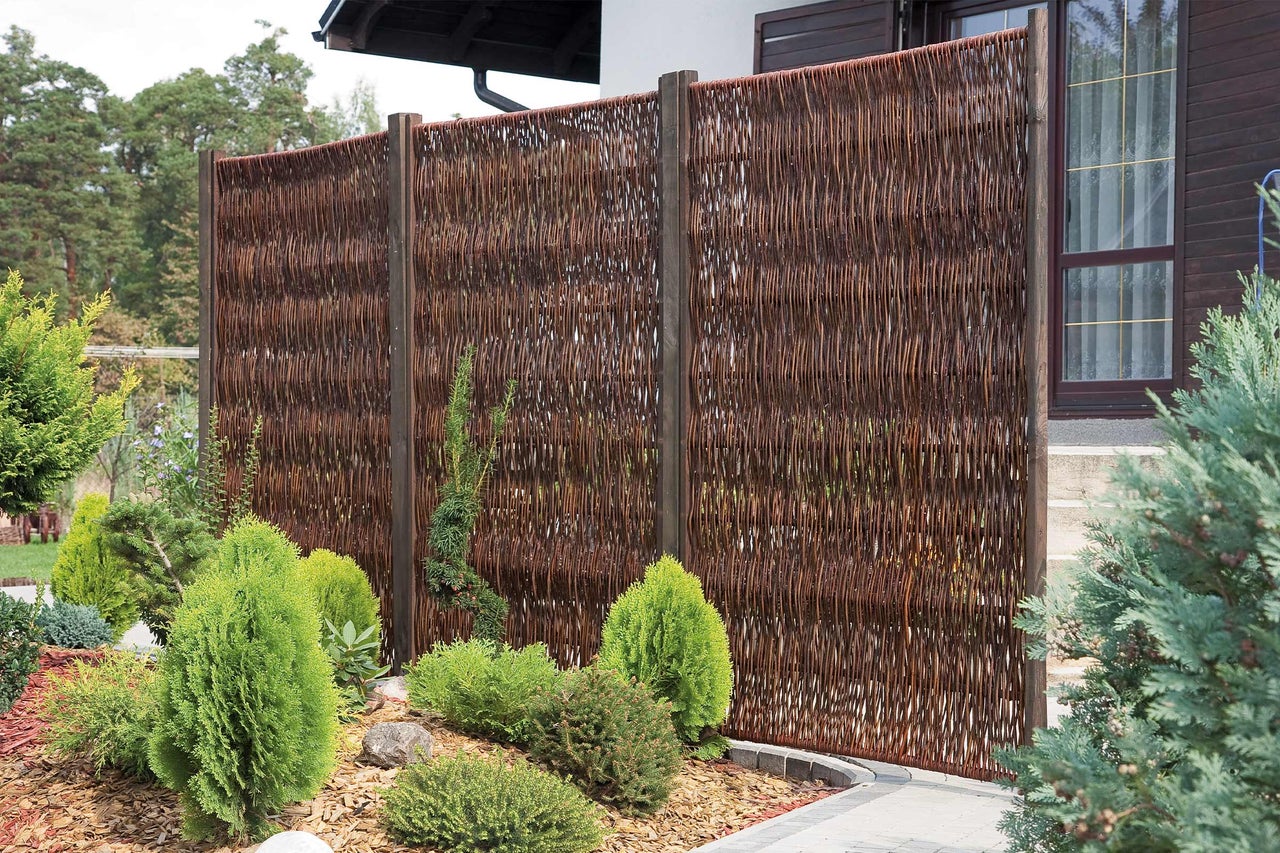 Sichtschutzzaun aus Weide im Garten