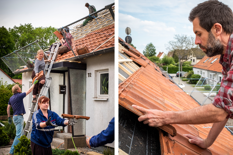 Eine Gruppe von Personen deckt ein Dach mit Dachziegeln.