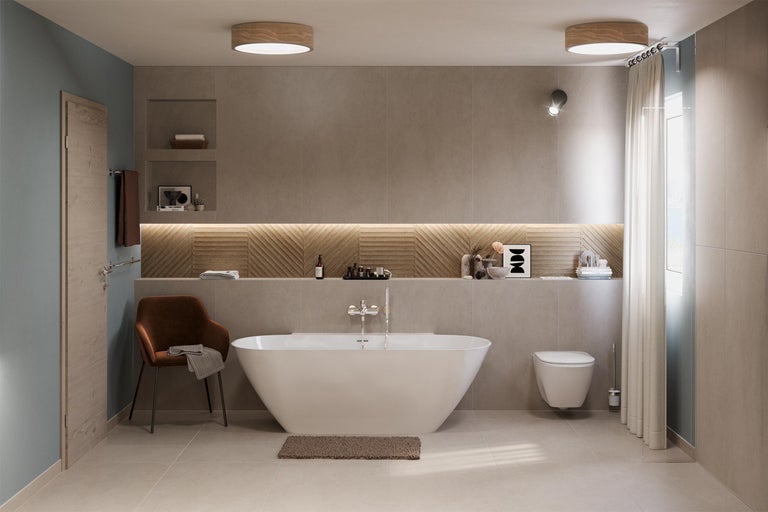 Helles Badezimmer mit freistehender Badewanne, Toilette und Sitzgelegenheit