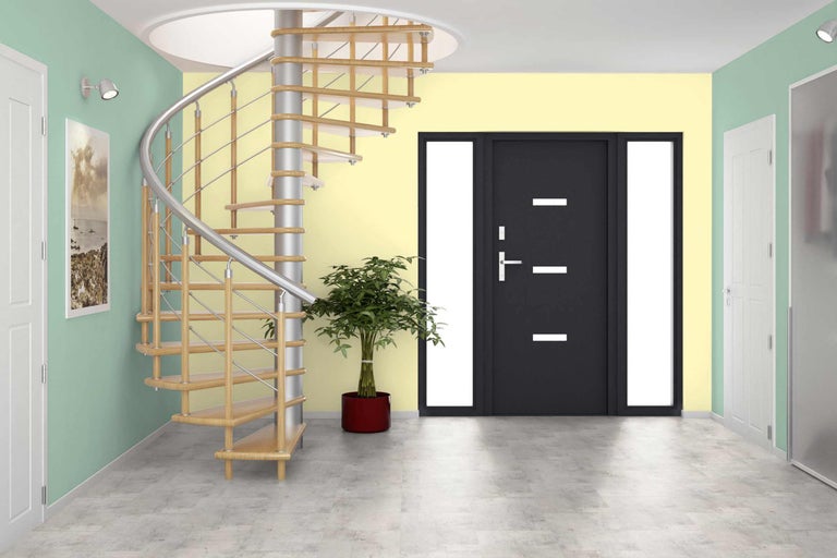 Innenraum mit Holzwendeltreppe, Haustür und Zimmerpflanze