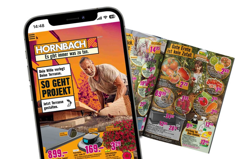 Smartphone mit der Hornbach Webseite und Werbeprospekte im Hintergrund