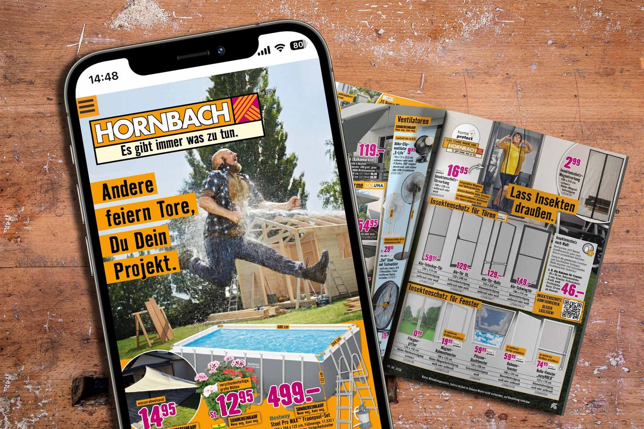 Smartphone mit Hornbach Logo zeigt einen Mann beim Sprung in einen Pool und Katalogseiten mit Ventilatoren und Insektenschutz.