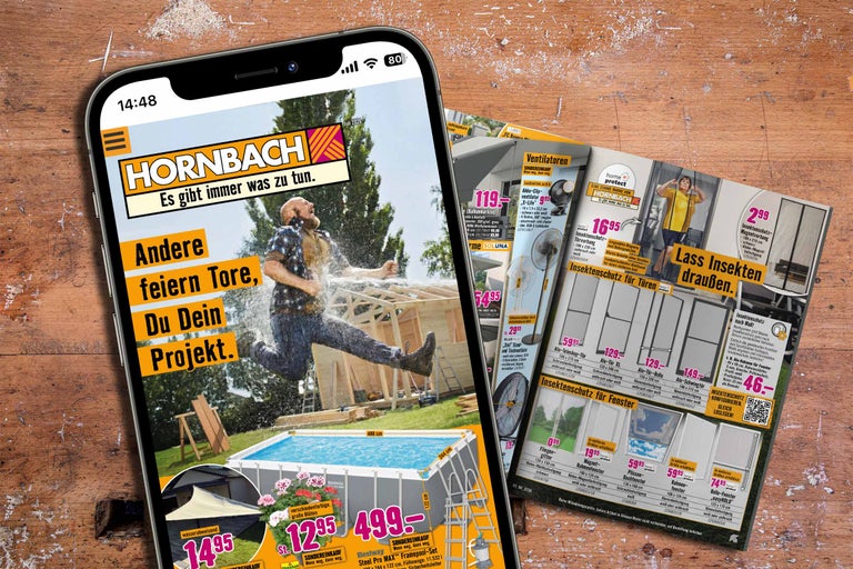 Smartphone mit Hornbach Logo zeigt einen Mann beim Sprung in einen Pool und Katalogseiten mit Ventilatoren und Insektenschutz.