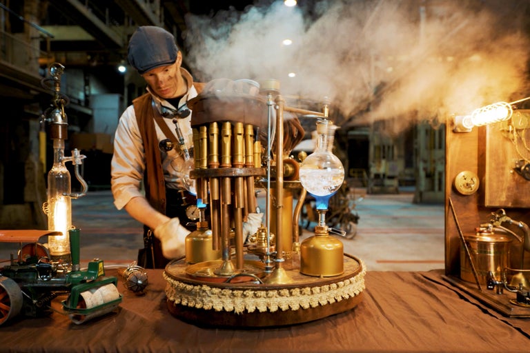 Steampunk-Szene mit einer Person, die an einer komplexen Apparatur arbeitet, einschließlich Rohren, Glühbirnen und Dampf.