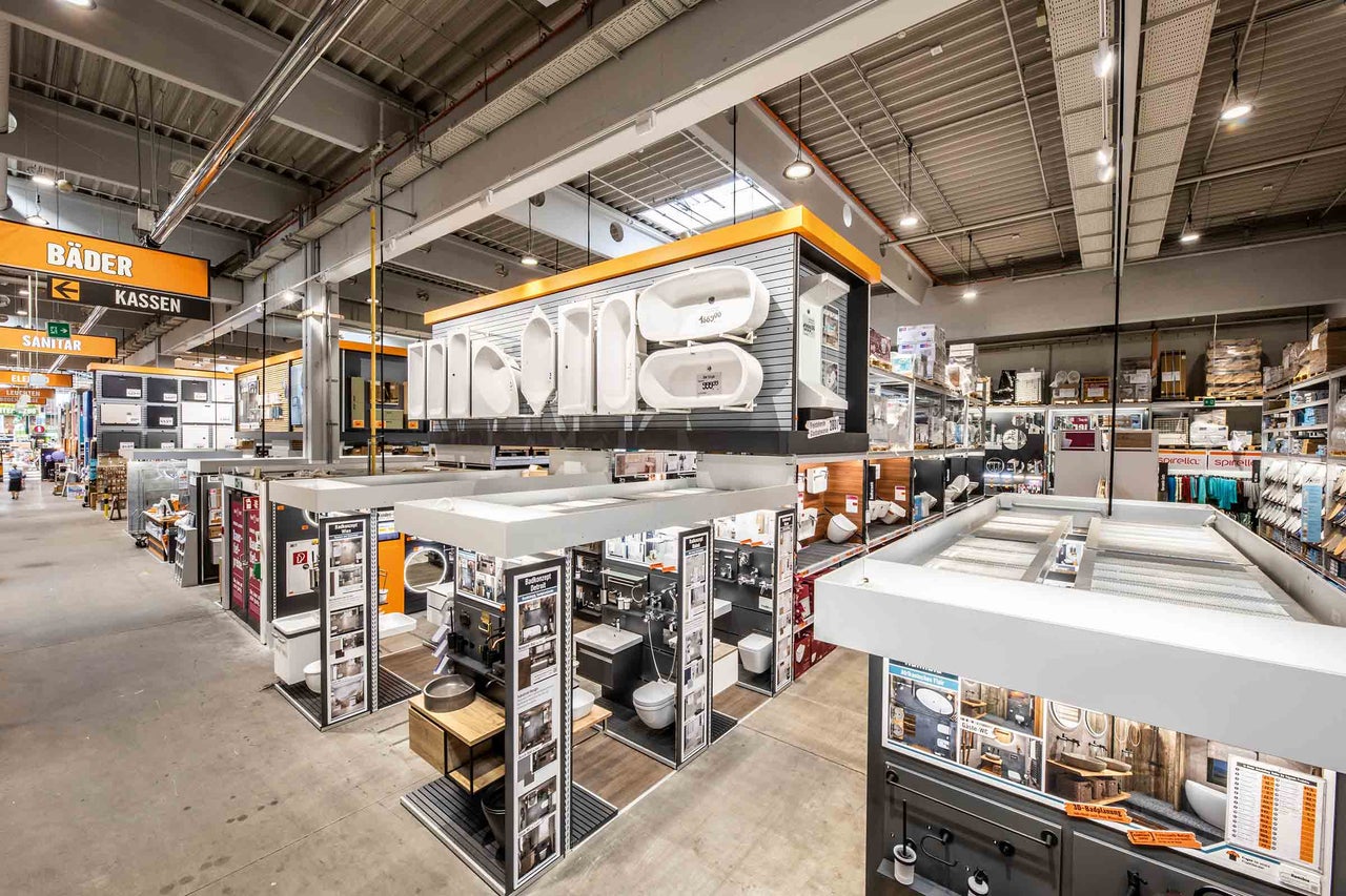 Ausstellung mit Badewannen und Sanitäranlagen im Hornbach Baumarkt