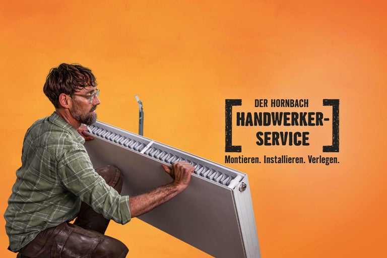 Hornbach Handwerkerservice beim Montieren eines Heizkörpers