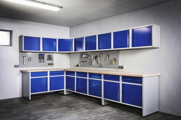 Werkstatteinrichtung mit Werkbank, Hängeschränken und Lochwand