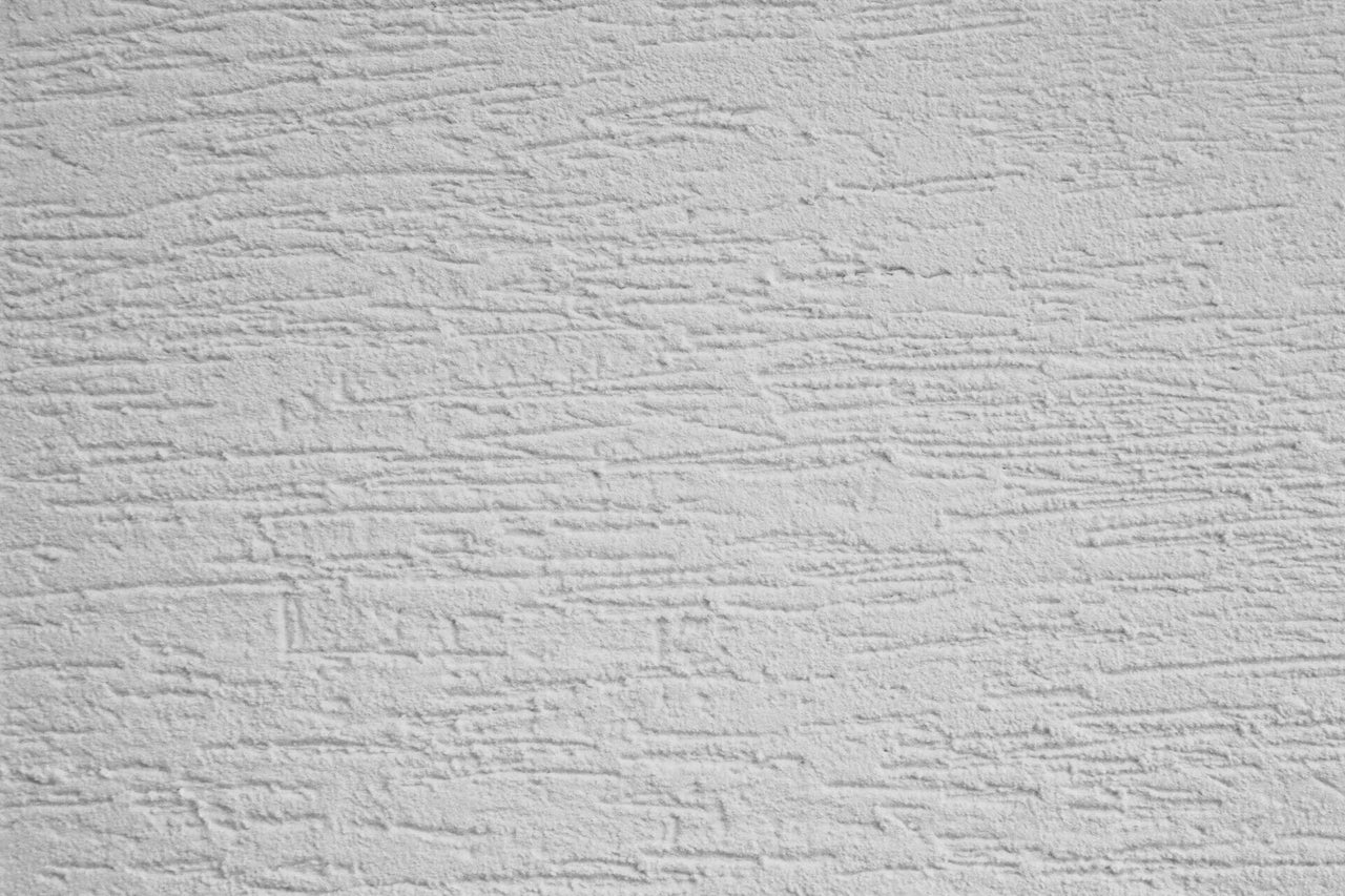 Nahaufnahme einer Wand mit Kratzputzstruktur
