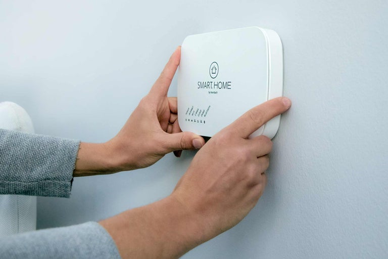 Installation einer Smart Home Zentrale an der Wand