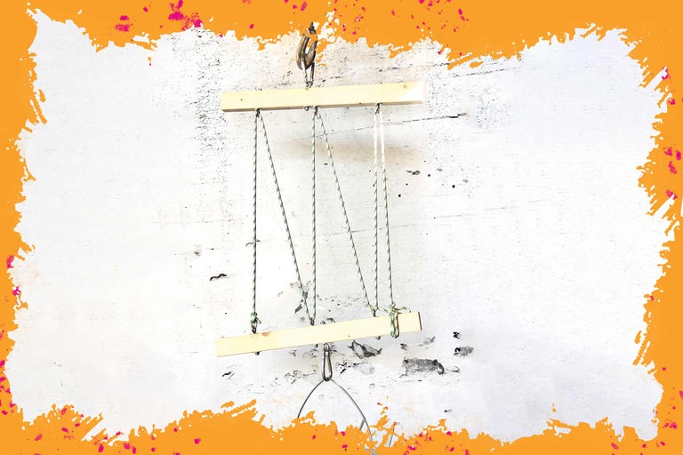 Leiterartiger Hängekorb mit Seilaufhängung und Holzsprossen