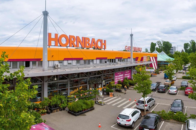 Außenansicht eines Hornbach Baumarktes mit Parkplatz und Gartencenter