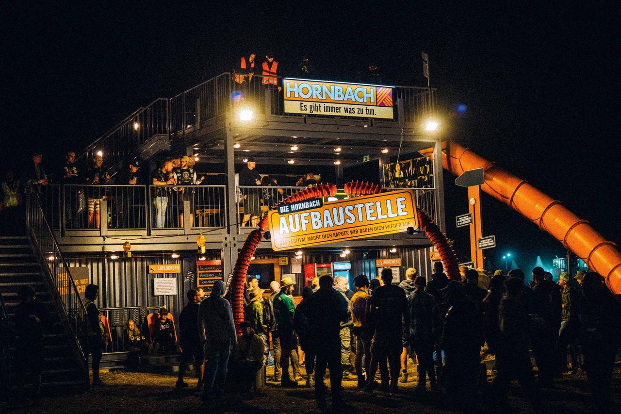 Hornbach Baustelle mit Zuschauern bei Nacht