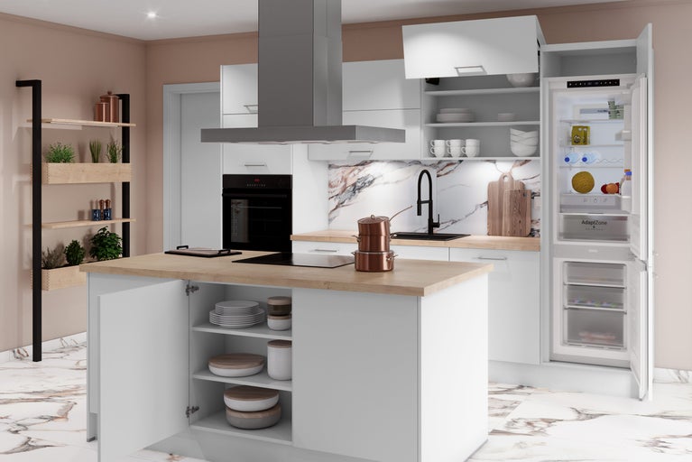 Moderne Küche mit Kochinsel, Spüle, Herd, Dunstabzugshaube und Kühlschrank