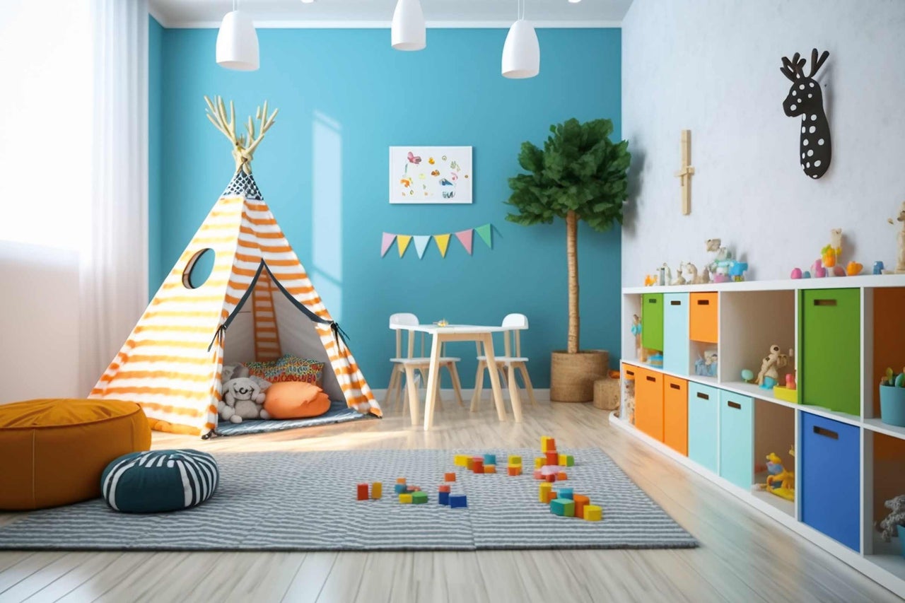 Helles Kinderzimmer mit Spielzelt, Kindermöbeln und bunten Spielsachen