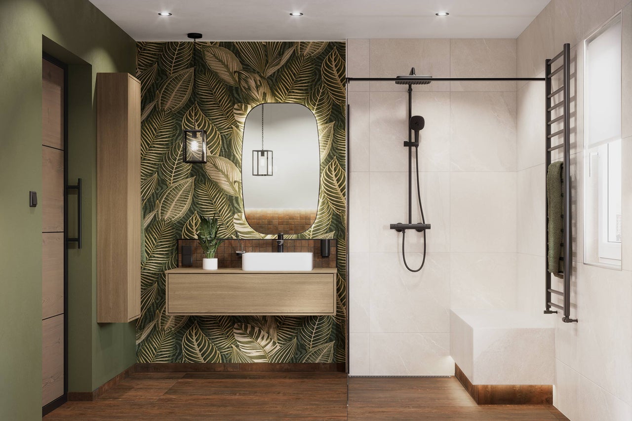 Modernes Badezimmer mit tropischer Blättertapete, Holzwaschtisch, weißem Waschbecken, begehbarer Dusche mit schwarzen Armaturen und beigen Fliesen.