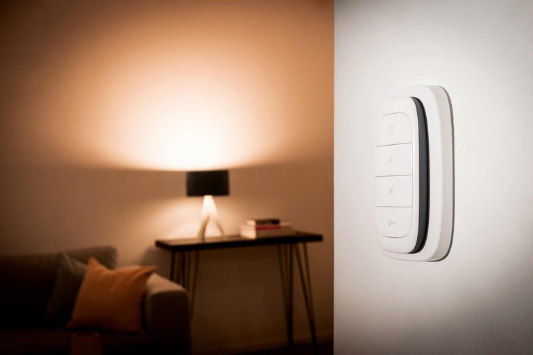 Intelligenter Wandschalter zur Lichtsteuerung in einem Wohnraum.