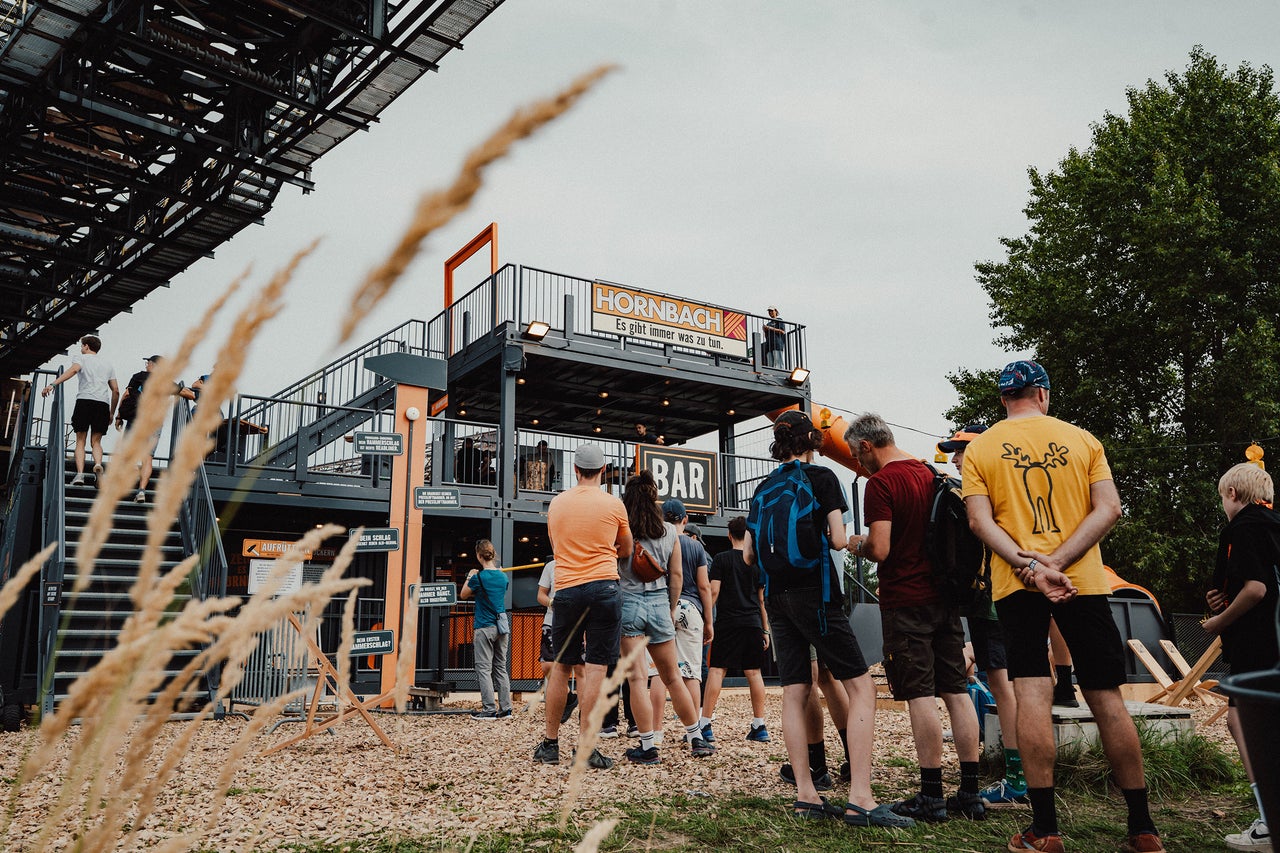 Hornbach Event mit Besuchern vor der Bar und der Bühne