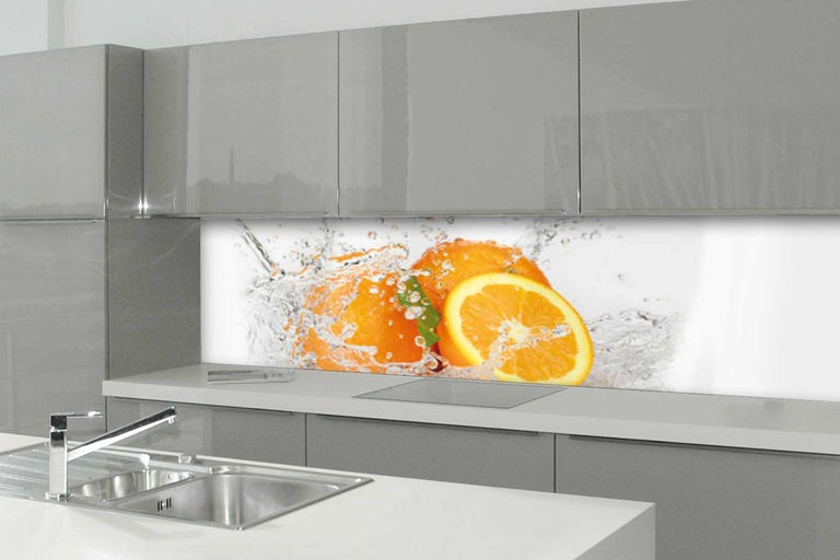 Küchenrückwand mit Orangenmotiv in moderner Küche