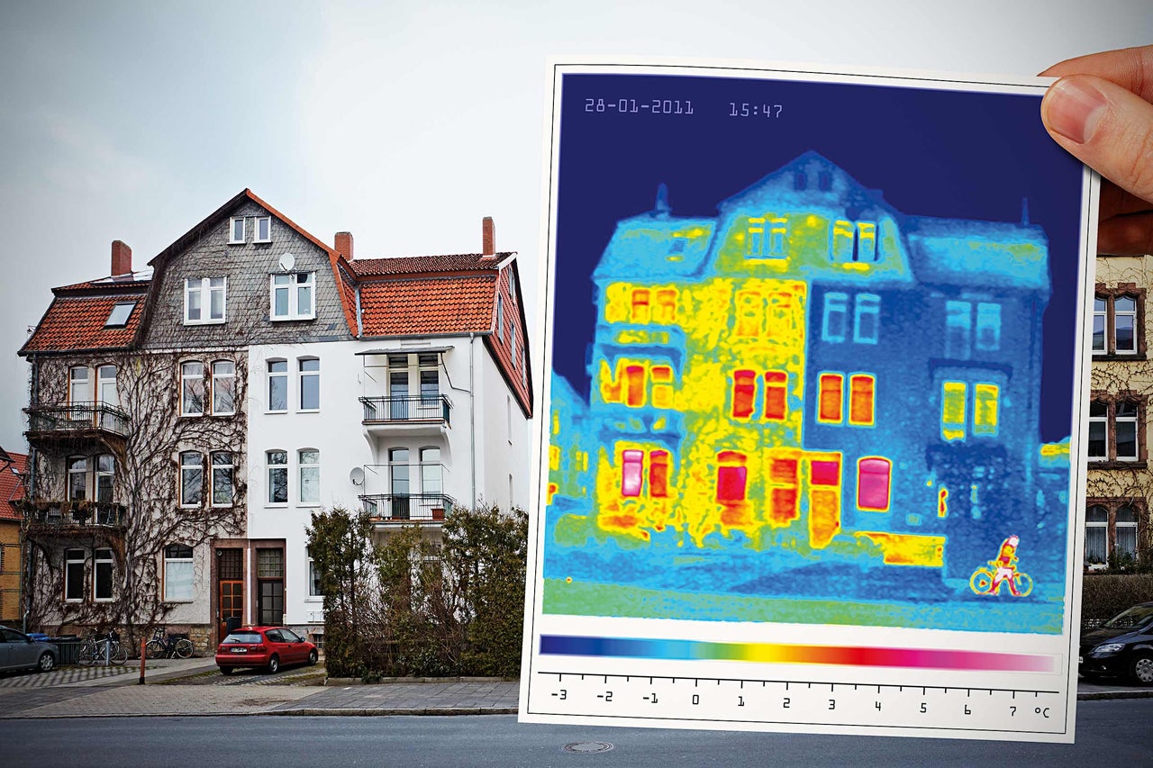 Thermografieaufnahme eines Hauses zur Darstellung von Wärmeverlusten