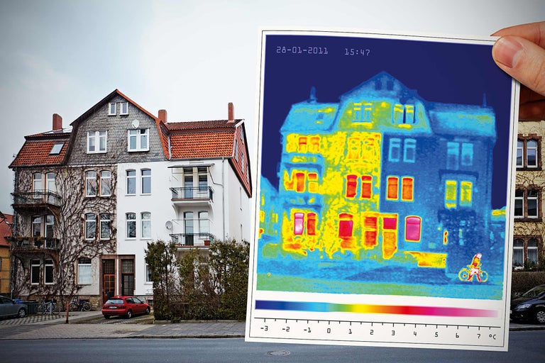 Thermografieaufnahme eines Hauses zur Darstellung von Wärmeverlusten