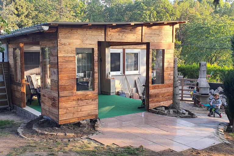Holzpavillon mit Terrasse im Garten