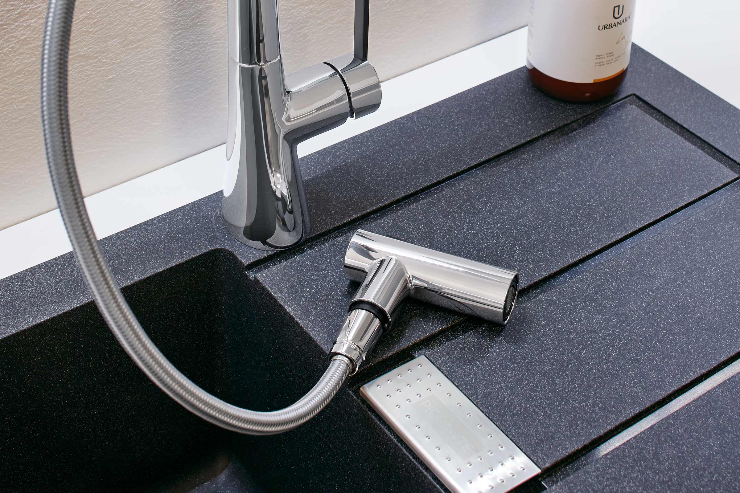 Küchenspüle mit Wasserhahn, Brauseschlauch und Seifenspender