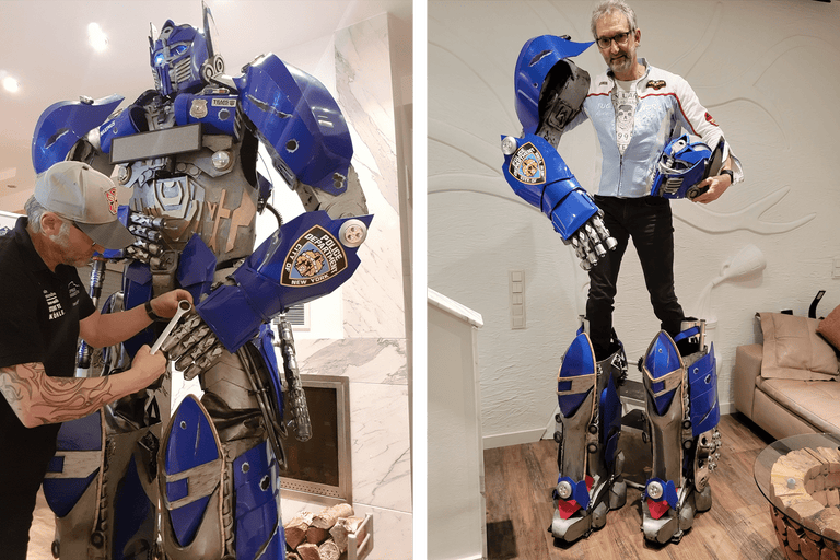 Zwei Männer, einer im Transformer-Kostüm, im Innenraum