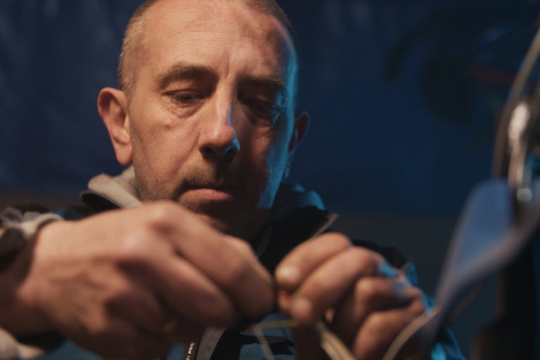 Mann repariert ein Fahrrad.