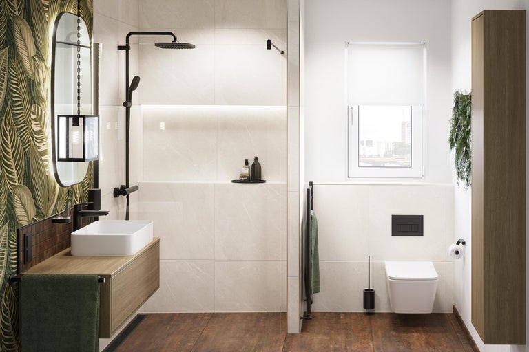 Modernes Badezimmer mit begehbarer Dusche, weißem Aufsatzwaschbecken auf Holzunterschrank, wandhängender Toilette und Bodenfliesen in Holzoptik.
