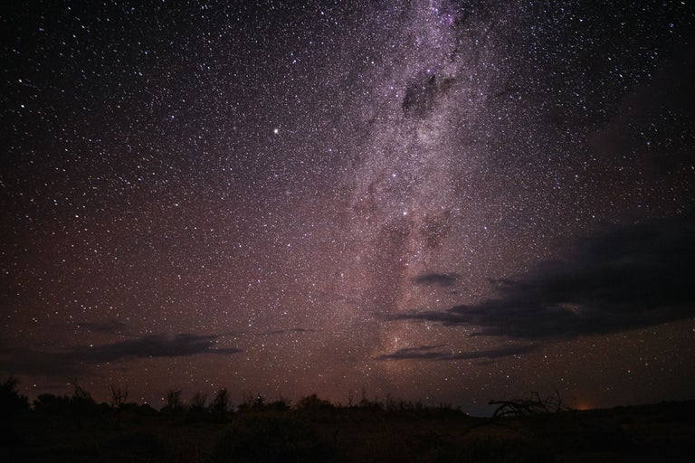 Nachtlandschaft mit Sternenhimmel und Milchstraße