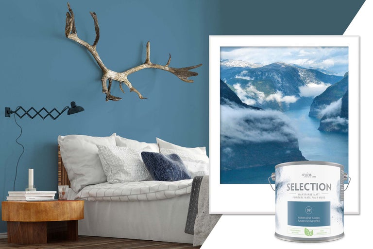 Wohnszene mit Style Color Selection Wandfarbe, Farbton Norwegens Fjorde, mit Dekorationen an einer blauen Wand