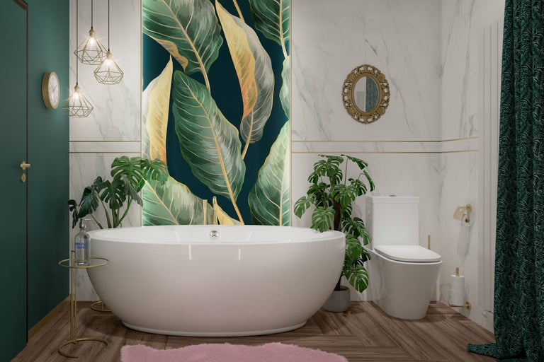 Modernes Badezimmer mit freistehender Badewanne, Wandbild mit Blattmotiv, WC, Marmoroptik-Fliesen und goldenen Akzenten.