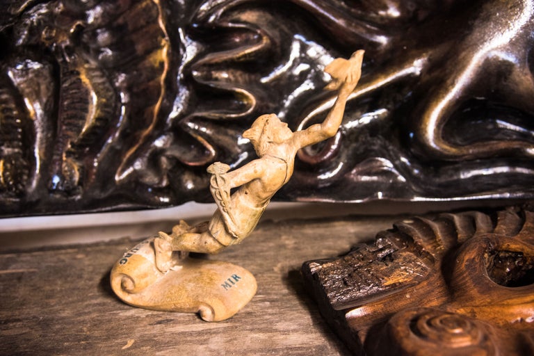 Skulptur einer menschlichen Figur mit Vogel