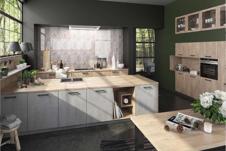 Helle Küche mit Kochinsel, Spüle und moderner Ausstattung in einem geräumigen Raum.