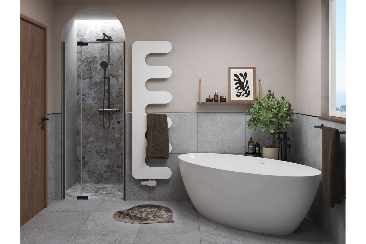 Modernes Badezimmer mit freistehender Badewanne, begehbarer Dusche in Steinoptik und weißem Design-Heizkörper an grauen Wandfliesen.