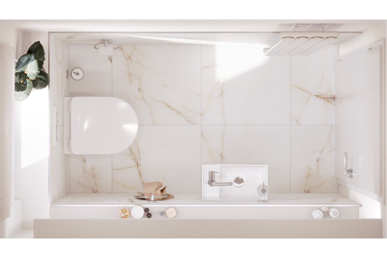 Übersicht eines Badezimmers mit Toilette, Waschbecken und Dusche