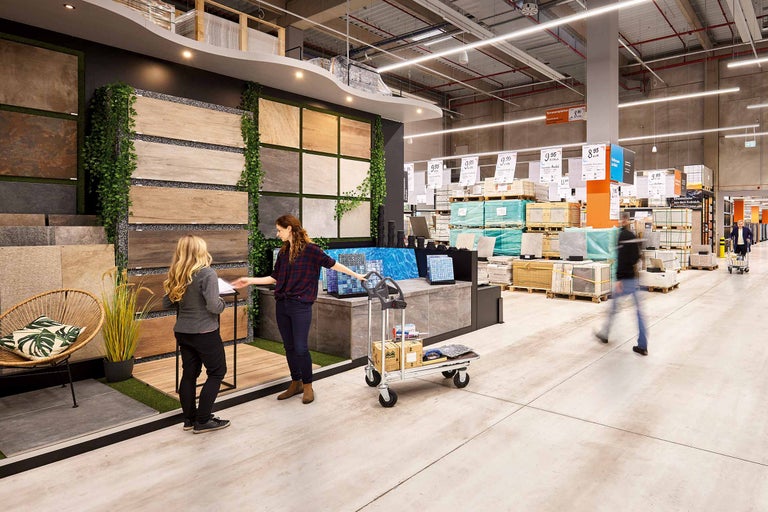 Ansicht des Fliesenbereichs im Hornbach Baumarkt mit Kunden bei der Beratung.