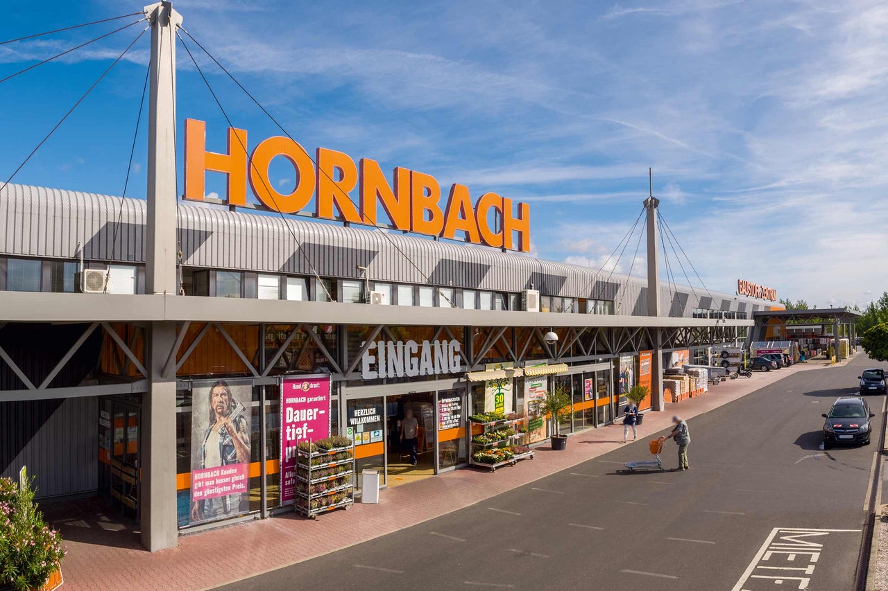  Außenansicht des Hornbach Baumarktes mit Eingangsbereich 