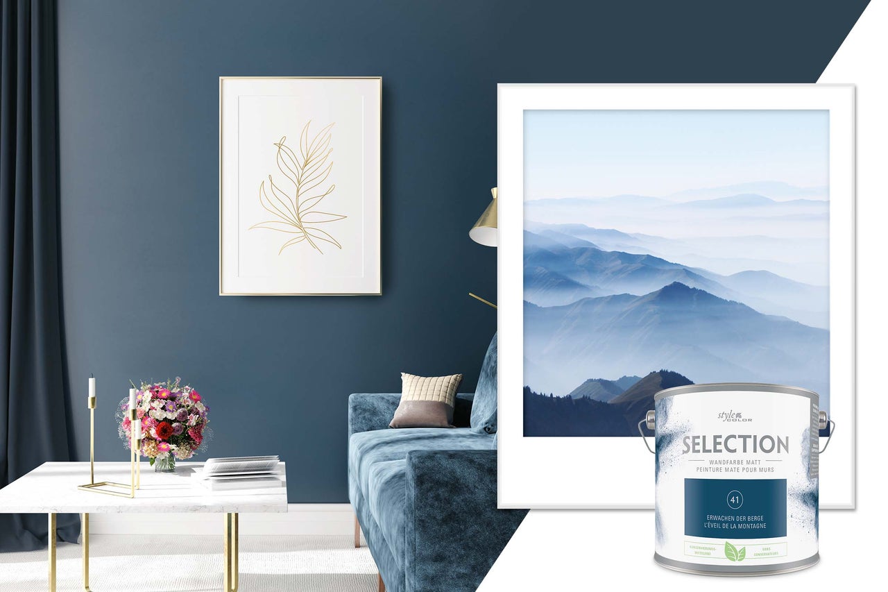 Wohnzimmer mit blau gestrichener Wand und Farbdose Style Color Selection
