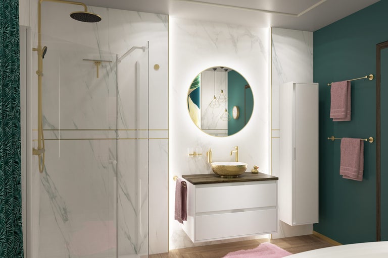 Badezimmer mit Dusche, Waschtisch, Spiegel und Handtüchern