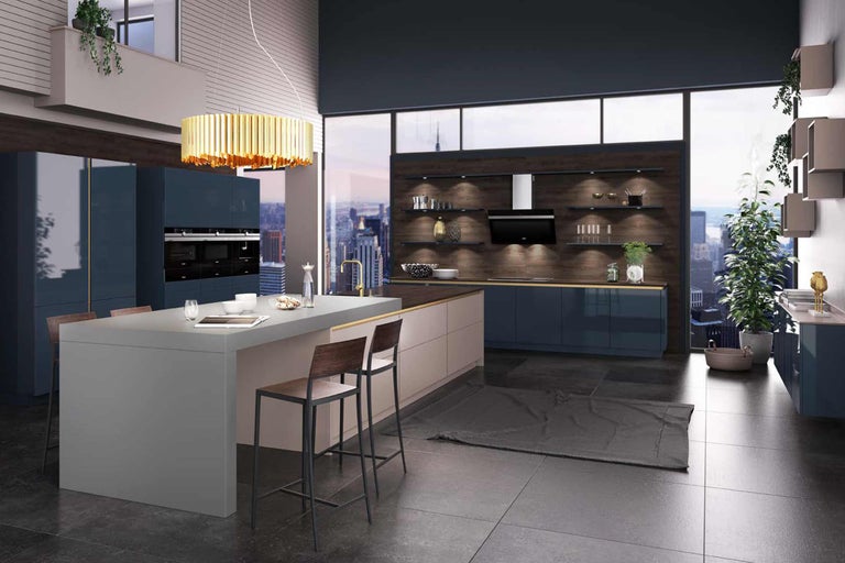Moderne Küche mit Kochinsel, Barhockern und eingebauten Geräten.